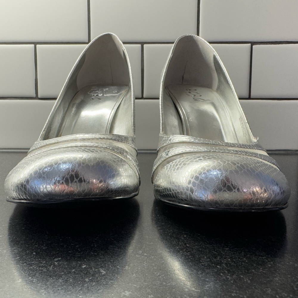BCBG Paris PL-Danny Heel in Metallic Silver Shoe Size 9 NEW - Picture 3 of 12